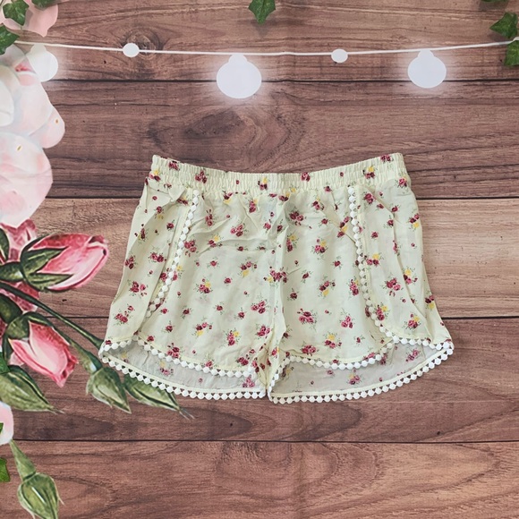 3/$22🌞 HOST PICK🌸NWT Floral/Sand Pull On Shorts - Picture 2 of 3
